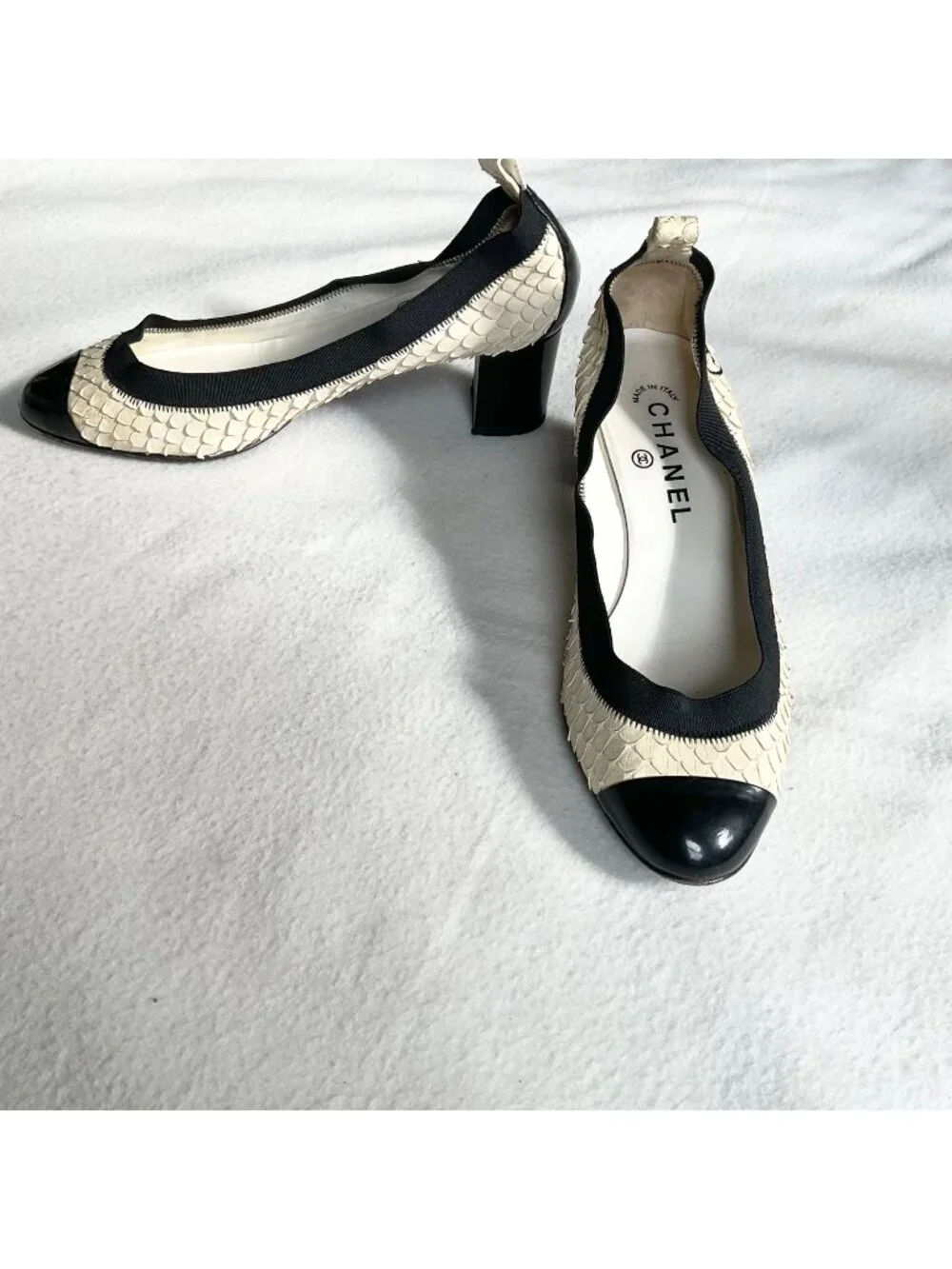 Vintage Chanel 2in heels pumps white Snakeskin black Patent Leather37.5US6.5logo